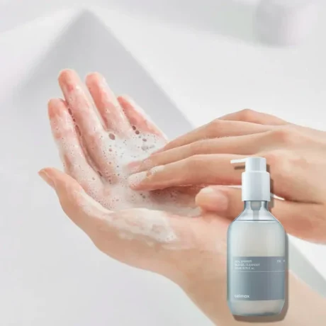 celimax Dual Barrier Mild Gel Cleanser lágy arctisztító hab használata kézfejen