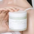 celimax Ji Woo Gae One Step Body Brightening Pad kézben tartott tégely váll mellett