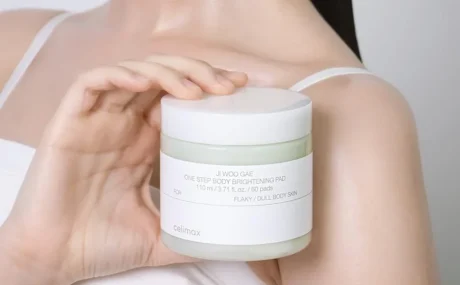 celimax Ji Woo Gae One Step Body Brightening Pad kézben tartott tégely váll mellett