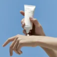 celimax Oil Control Light Sunscreen fényvédő krém kézfejre adagolva