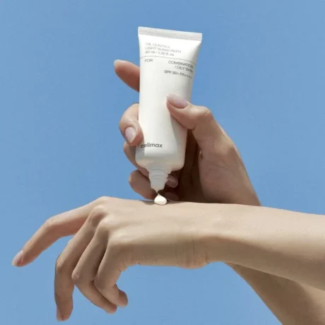 celimax Oil Control Light Sunscreen fényvédő krém kézfejre adagolva