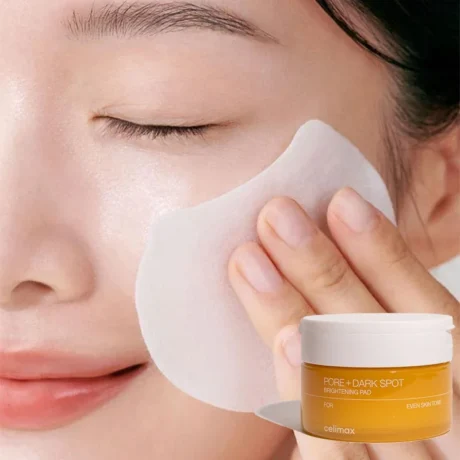 celimax Pore+Dark Spot Brightening Pad arcon használat közben