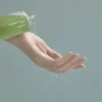 celimax The Real Noni Moisture Balancing Toner tenyérbe öntött folyékony textúrája