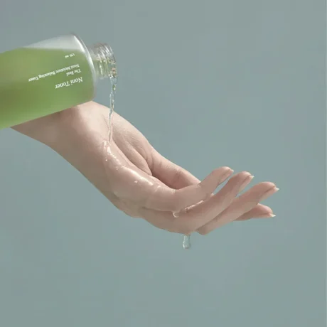 celimax The Real Noni Moisture Balancing Toner tenyérbe öntött folyékony textúrája