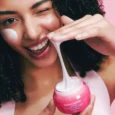 EQQUALBERRY NAD+ Peptide Boosting Cream – gyártói alkalmazás és rugalmas textúra
