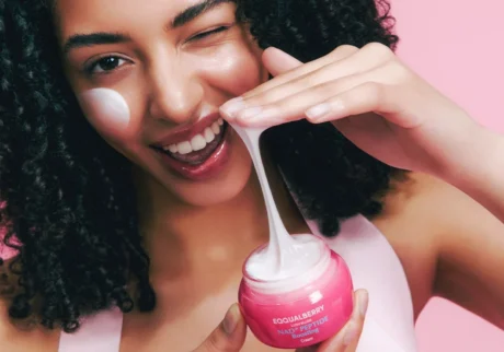 EQQUALBERRY NAD+ Peptide Boosting Cream – gyártói alkalmazás és rugalmas textúra