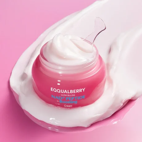 EQQUALBERRY NAD+ Peptide Boosting Cream – nyitott tégely és krémtextúra