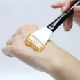 I'm From Honey Mask mézes krémtextúrájának bemutatása kézfejen spatulával