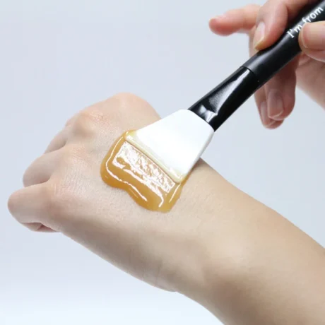 I'm From Honey Mask mézes krémtextúrájának bemutatása kézfejen spatulával