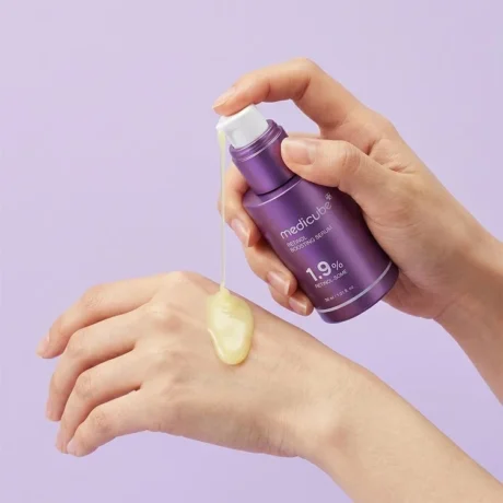 medicube RETINOL BOOSTING SERUM – Termék és használatot bemutató fotó