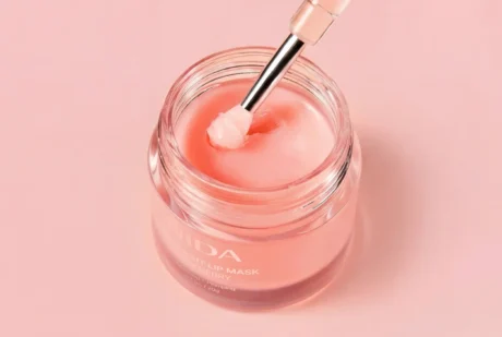 NIDA Very Berry ajakmaszk nyitott tégelyben, spatulával