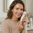 NIDA Revive Eye Cream arcápoló, kézben tartott termékkel