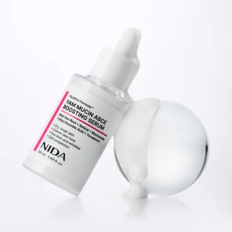 NIDA Yam Mucin ABCE Boosting Serum retinalos arcszérum nyúlós fehér textúrával, fehér háttéren
