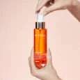 REVCELL Intensive Vita-Collagen Ampoule Mist kézben, használat közeli felvétel
