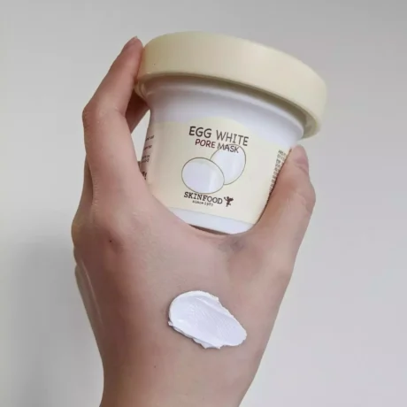 SKINFOOD Egg White Pore Mask – Használati fotó: kézben tartott maszk és krémes textúra
