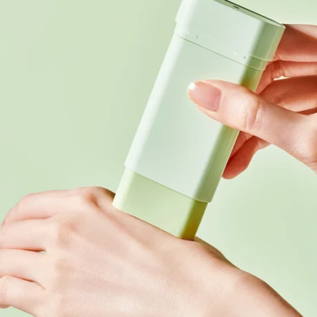 TOCOBO Cica Cooling Sun Stick fényvédő stift használata kézfejen